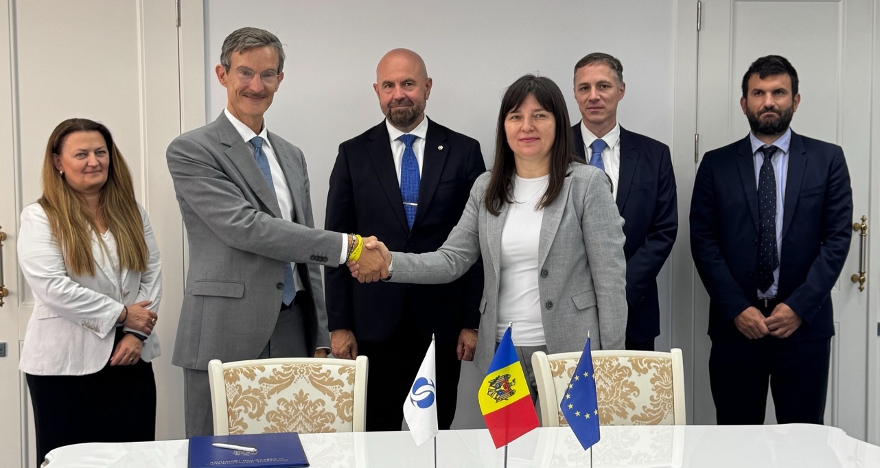EBRD and Moldova government representatives sign project agreement 